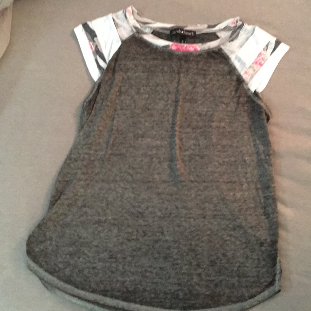 grey with floral details, 1/2 cap sleeve, tee. EUC
